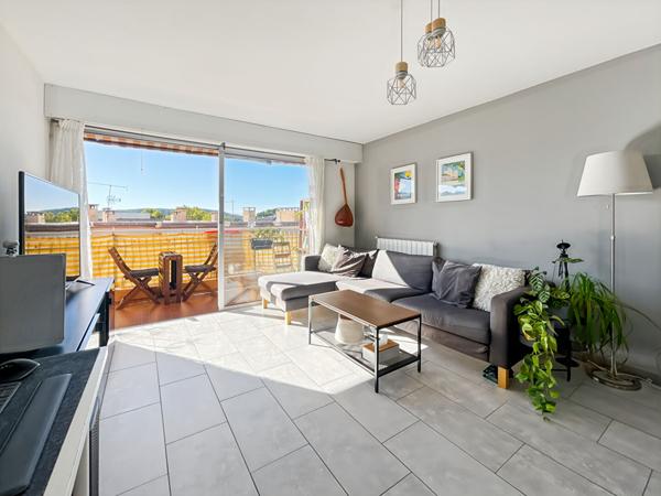 APPARTEMENT TRAVERSANT DE TYPE 4 PIECES