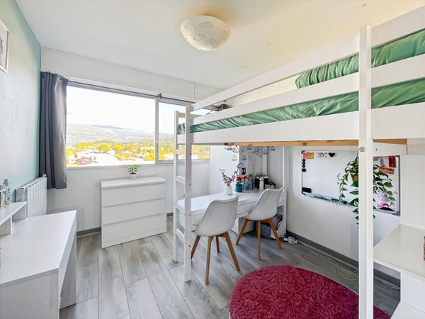 APPARTEMENT TRAVERSANT DE TYPE 4 PIECES