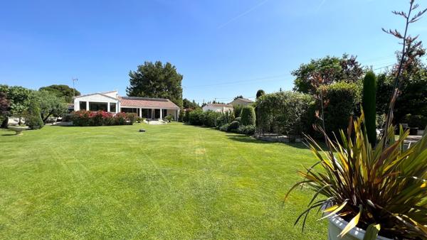 Maison de 205 m2 en campagne d'Arles avec dépendance