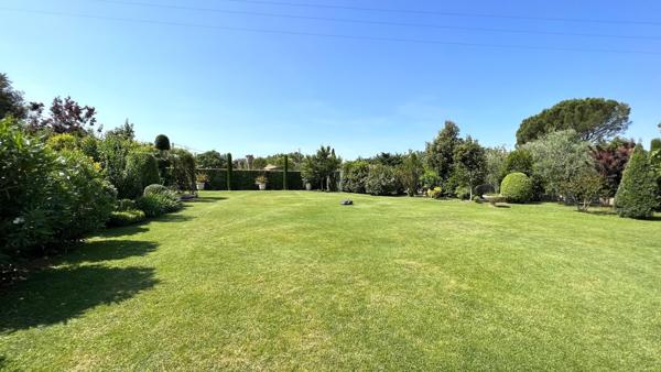 Maison de 205 m2 en campagne d'Arles avec dépendance