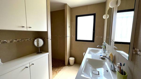 Maison de 205 m2 en campagne d'Arles avec dépendance