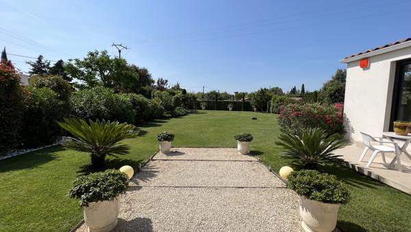 Maison de 205 m2 en campagne d'Arles avec dépendance