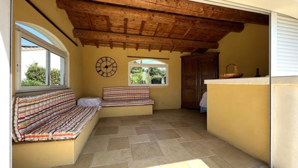 Maison de 205 m2 en campagne d'Arles avec dépendance