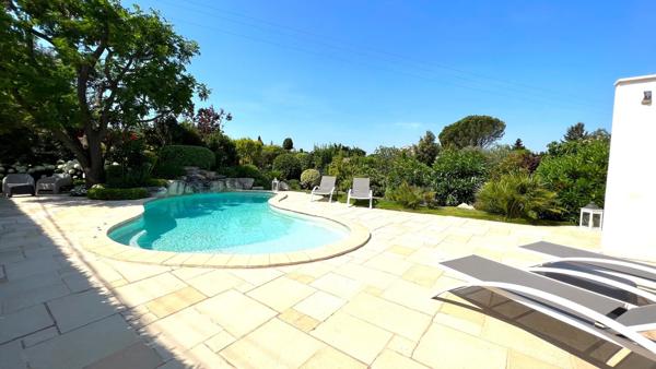 Maison de 205 m2 en campagne d'Arles avec dépendance