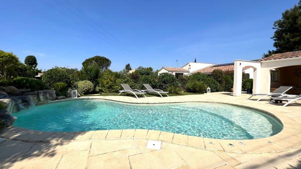 Maison de 205 m2 en campagne d'Arles avec dépendance