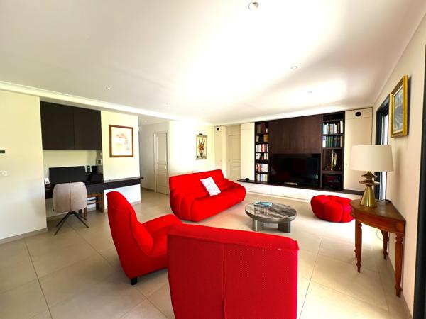 Maison de 205 m2 en campagne d'Arles avec dépendance