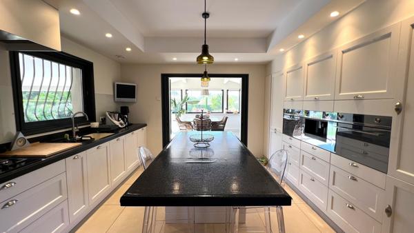 Maison de 205 m2 en campagne d'Arles avec dépendance