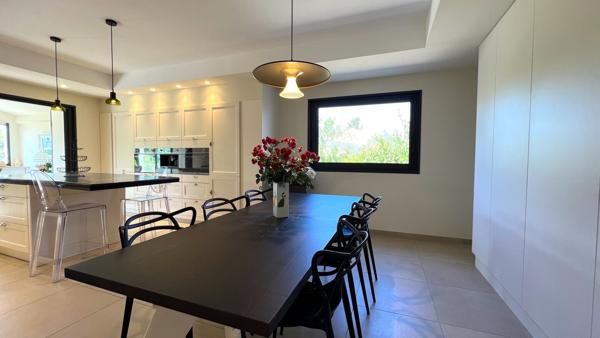 Maison de 205 m2 en campagne d'Arles avec dépendance