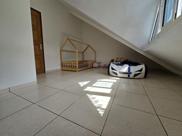 Voici une proposition d'annonce optimisée, conçue pour capter l'attention des investisseurs tout en mettant en avant la qualité patrimoniale de l'ensemble.  🏠 OPPORTUNITÉ INVESTISSEUR : ENSEMBLE IMMOBILIER DE 2 MAISONS – L’ENTRE-DEUX