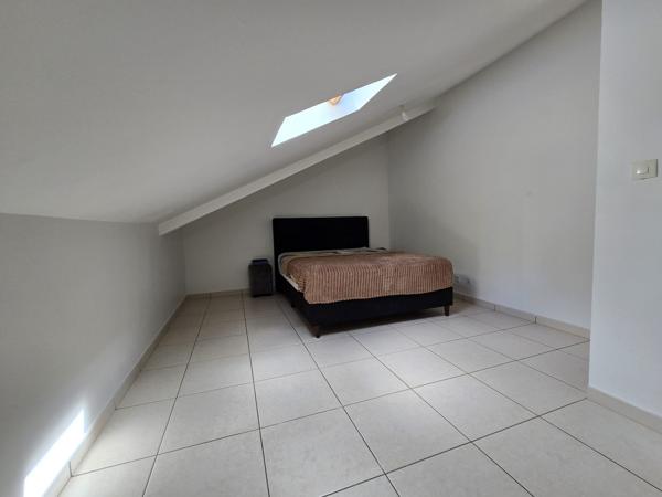 Voici une proposition d'annonce optimisée, conçue pour capter l'attention des investisseurs tout en mettant en avant la qualité patrimoniale de l'ensemble.  🏠 OPPORTUNITÉ INVESTISSEUR : ENSEMBLE IMMOBILIER DE 2 MAISONS – L’ENTRE-DEUX