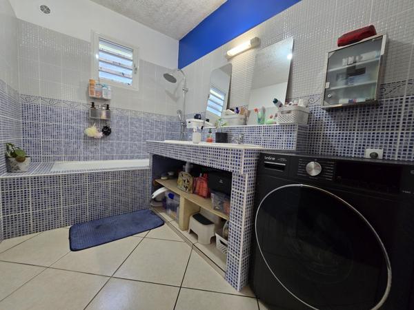 Voici une proposition d'annonce optimisée, conçue pour capter l'attention des investisseurs tout en mettant en avant la qualité patrimoniale de l'ensemble.  🏠 OPPORTUNITÉ INVESTISSEUR : ENSEMBLE IMMOBILIER DE 2 MAISONS – L’ENTRE-DEUX