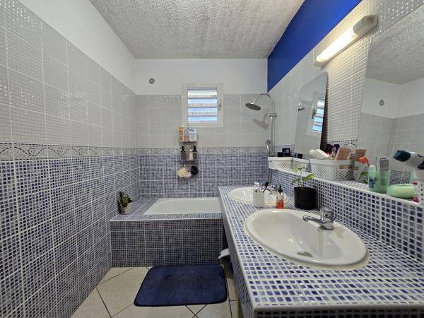 Voici une proposition d'annonce optimisée, conçue pour capter l'attention des investisseurs tout en mettant en avant la qualité patrimoniale de l'ensemble.  🏠 OPPORTUNITÉ INVESTISSEUR : ENSEMBLE IMMOBILIER DE 2 MAISONS – L’ENTRE-DEUX