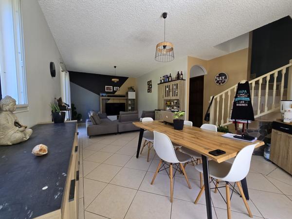 Voici une proposition d'annonce optimisée, conçue pour capter l'attention des investisseurs tout en mettant en avant la qualité patrimoniale de l'ensemble.  🏠 OPPORTUNITÉ INVESTISSEUR : ENSEMBLE IMMOBILIER DE 2 MAISONS – L’ENTRE-DEUX