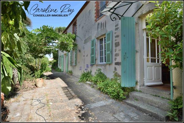 Cugand (85610) CUGAND - Maison de maître de caractère – 225 m² habitables 5 ch, garage – Terrain de 1493 m² clos et arboré.