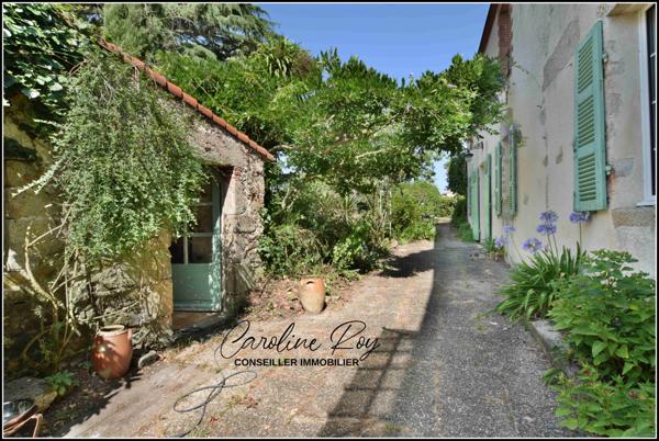 Cugand (85610) CUGAND - Maison de maître de caractère – 225 m² habitables 5 ch, garage – Terrain de 1493 m² clos et arboré.