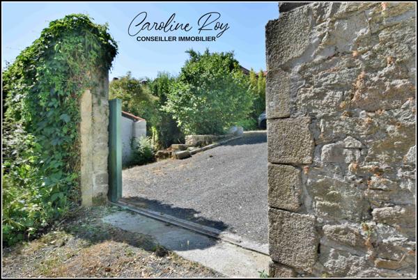 Cugand (85610) CUGAND - Maison de maître de caractère – 225 m² habitables 5 ch, garage – Terrain de 1493 m² clos et arboré.