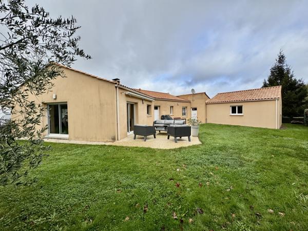 La Boissière-des-Landes (85430) Pavillon de plain-pied - 109 m2 + 90 m2 d'annexes sur 1012 m2 de jardin