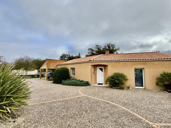 La Boissière-des-Landes (85430) Pavillon de plain-pied - 109 m2 + 90 m2 d'annexes sur 1012 m2 de jardin