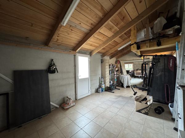 La Boissière-des-Landes (85430) Pavillon de plain-pied - 109 m2 + 90 m2 d'annexes sur 1012 m2 de jardin