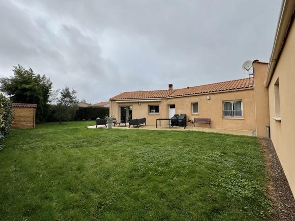 La Boissière-des-Landes (85430) Pavillon de plain-pied - 109 m2 + 90 m2 d'annexes sur 1012 m2 de jardin