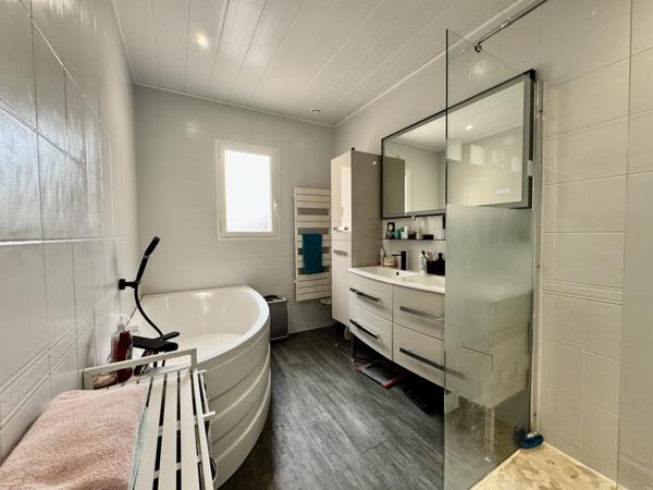 La Boissière-des-Landes (85430) Pavillon de plain-pied - 109 m2 + 90 m2 d'annexes sur 1012 m2 de jardin