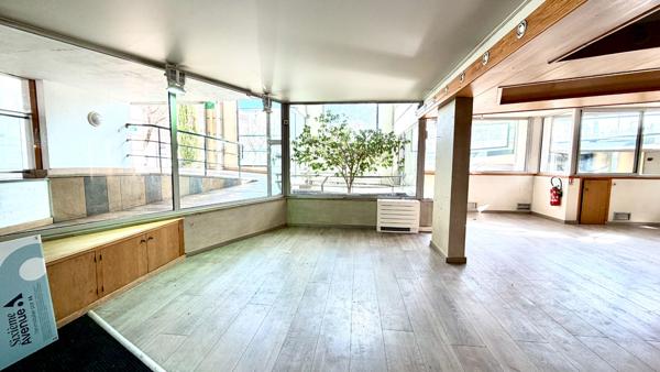 LOCAL COMMERCIAL DE 303.48 M2 AVEC BUREAUX VITRINES PROCHE CENTRE VILLE