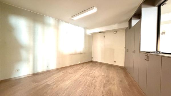 LOCAL COMMERCIAL DE 303.48 M2 AVEC BUREAUX VITRINES PROCHE CENTRE VILLE