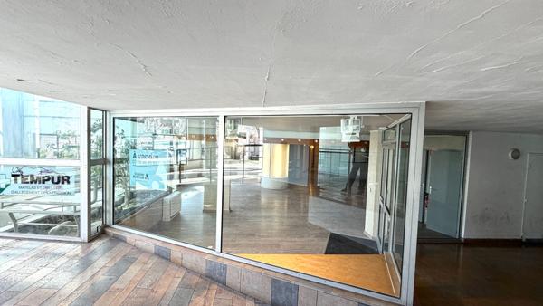 LOCAL COMMERCIAL DE 303.48 M2 AVEC BUREAUX VITRINES PROCHE CENTRE VILLE