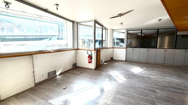 LOCAL COMMERCIAL DE 303.48 M2 AVEC BUREAUX VITRINES PROCHE CENTRE VILLE