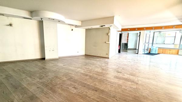 LOCAL COMMERCIAL DE 303.48 M2 AVEC BUREAUX VITRINES PROCHE CENTRE VILLE