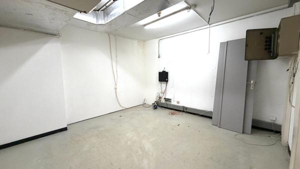 LOCAL COMMERCIAL DE 303.48 M2 AVEC BUREAUX VITRINES PROCHE CENTRE VILLE