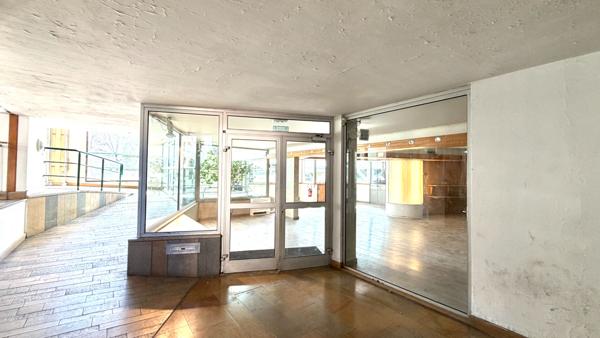 LOCAL COMMERCIAL DE 303.48 M2 AVEC BUREAUX VITRINES PROCHE CENTRE VILLE