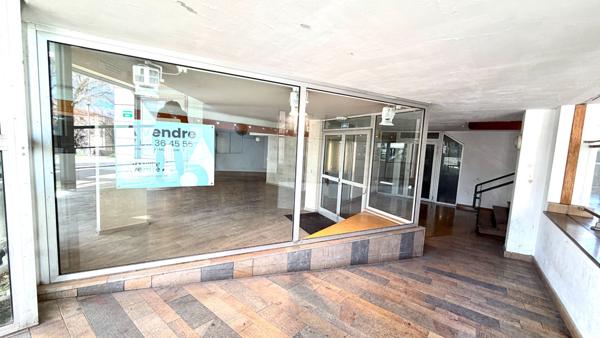 LOCAL COMMERCIAL DE 303.48 M2 AVEC BUREAUX VITRINES PROCHE CENTRE VILLE