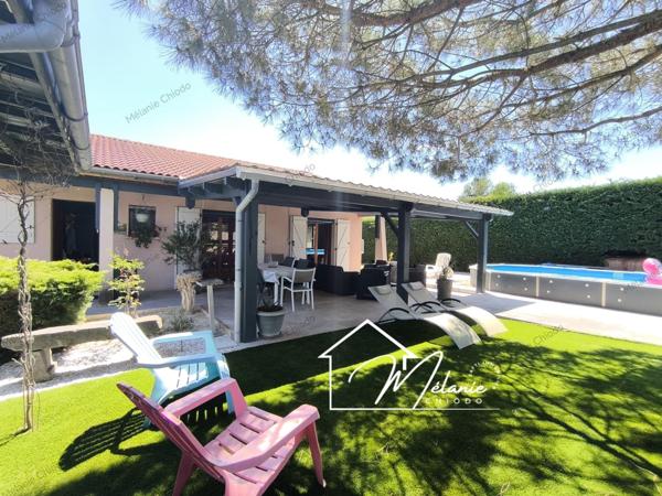 Maison plain-pied 3 chambres jardin piscine deux garages carport 6 stationnement