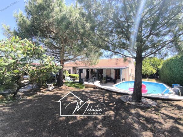 Maison plain-pied 3 chambres jardin piscine deux garages carport 6 stationnement