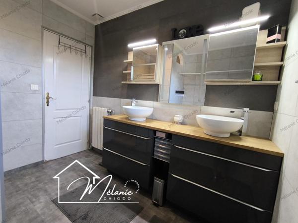 Maison plain-pied 3 chambres jardin piscine deux garages carport 6 stationnement