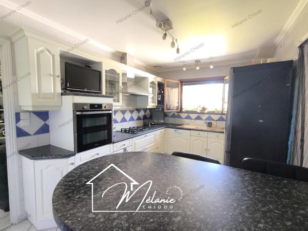 Maison plain-pied 3 chambres jardin piscine deux garages carport 6 stationnement