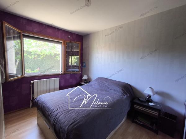 Maison plain-pied 3 chambres jardin piscine deux garages carport 6 stationnement