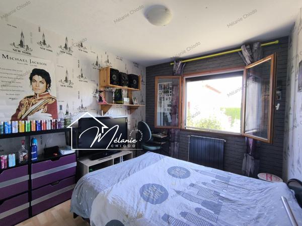 Maison plain-pied 3 chambres jardin piscine deux garages carport 6 stationnement