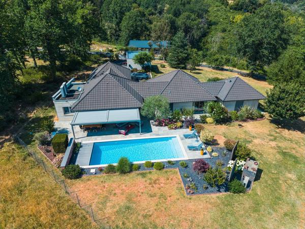 Vente                                                      Maison
                        
                     7 pièces                      175 m2                     à Meyssac
