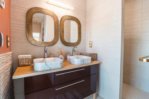 Vente                                                      Maison
                        
                     7 pièces                      175 m2                     à Meyssac