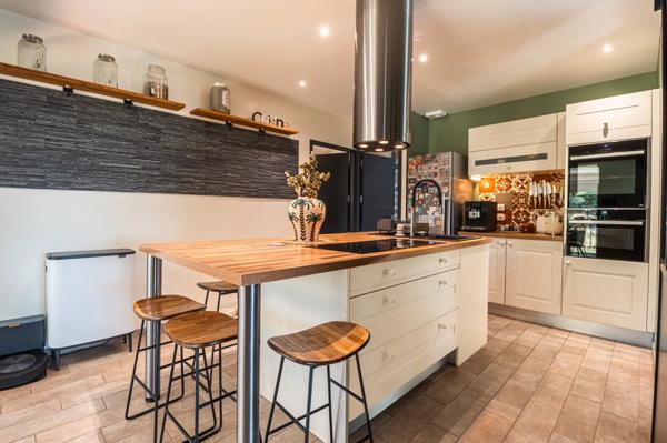 Vente                                                      Maison
                        
                     7 pièces                      175 m2                     à Meyssac