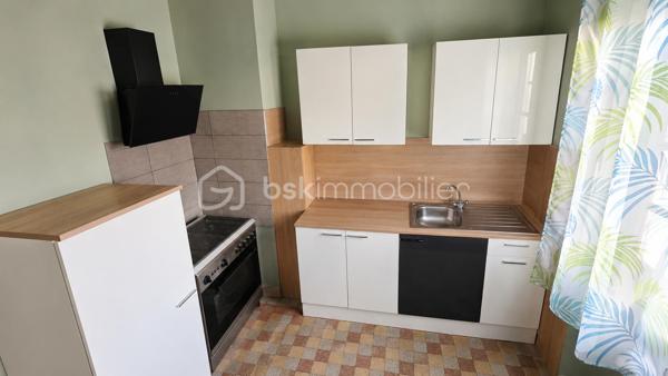 Situé Grand’Rue à Haguenau, cet immeuble mixte de caractère en copropriété divisée par étages bénéficie d’un emplacement central et d’un beau potentiel de valorisation.

L’ensemble comprend :

• Un bistrot / local professionnel d’environ 84 m² actuellement loué, exploitable en restauration, comprenant salle principale, bar, cuisine, rangements, accès cour et sanitaires au sous-sol
• Deux appartements spacieux d’environ 85 m² chacun avec balcon
• Sous-sol complet avec caves, sanitaires, buanderie et dépendances
• Combles avec fort potentiel d’aménagement (sous réserve des autorisations nécessaires)
• Places de parking à l’arrière du bâtiment

Composition :

REZ-DE-CHAUSSÉE – Bistrot / local professionnel actuellement loué :

* Salle principale
* Bar
* Cuisine
* Espaces de rangement
* Accès cour

1ER ÉTAGE – Appartement :

* Salon / salle à manger
* 2 chambres
* Cuisine
* Salle de bains
* WC séparé
* Balcon

2ÈME ÉTAGE – Appartement :
Configuration similaire avec accès aux combles via débarras.

Informations locatives :
• Bistrot + appartement du 1er étage actuellement loués : 1 850 €/mois Charges incluses ( prévisions sur charges 160€ ).
• Appartement du 2ème étage libre à compter du 31/05/2026

Taxe foncière : 2 123 €
(une partie est prise en charge par le locataire du local professionnel)

---"Rénovation énergétique à prévoir."---

Idéal investisseur, projet patrimonial ou déficit foncier.

Photos optimisées et pièces désencombrées pour une meilleure mise en valeur du bien.