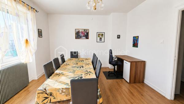 Situé Grand’Rue à Haguenau, cet immeuble mixte de caractère en copropriété divisée par étages bénéficie d’un emplacement central et d’un beau potentiel de valorisation.

L’ensemble comprend :

• Un bistrot / local professionnel d’environ 84 m² actuellement loué, exploitable en restauration, comprenant salle principale, bar, cuisine, rangements, accès cour et sanitaires au sous-sol
• Deux appartements spacieux d’environ 85 m² chacun avec balcon
• Sous-sol complet avec caves, sanitaires, buanderie et dépendances
• Combles avec fort potentiel d’aménagement (sous réserve des autorisations nécessaires)
• Places de parking à l’arrière du bâtiment

Composition :

REZ-DE-CHAUSSÉE – Bistrot / local professionnel actuellement loué :

* Salle principale
* Bar
* Cuisine
* Espaces de rangement
* Accès cour

1ER ÉTAGE – Appartement :

* Salon / salle à manger
* 2 chambres
* Cuisine
* Salle de bains
* WC séparé
* Balcon

2ÈME ÉTAGE – Appartement :
Configuration similaire avec accès aux combles via débarras.

Informations locatives :
• Bistrot + appartement du 1er étage actuellement loués : 1 850 €/mois Charges incluses ( prévisions sur charges 160€ ).
• Appartement du 2ème étage libre à compter du 31/05/2026

Taxe foncière : 2 123 €
(une partie est prise en charge par le locataire du local professionnel)

---"Rénovation énergétique à prévoir."---

Idéal investisseur, projet patrimonial ou déficit foncier.

Photos optimisées et pièces désencombrées pour une meilleure mise en valeur du bien.