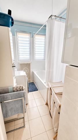 Situé Grand’Rue à Haguenau, cet immeuble mixte de caractère en copropriété divisée par étages bénéficie d’un emplacement central et d’un beau potentiel de valorisation.

L’ensemble comprend :

• Un bistrot / local professionnel d’environ 84 m² actuellement loué, exploitable en restauration, comprenant salle principale, bar, cuisine, rangements, accès cour et sanitaires au sous-sol
• Deux appartements spacieux d’environ 85 m² chacun avec balcon
• Sous-sol complet avec caves, sanitaires, buanderie et dépendances
• Combles avec fort potentiel d’aménagement (sous réserve des autorisations nécessaires)
• Places de parking à l’arrière du bâtiment

Composition :

REZ-DE-CHAUSSÉE – Bistrot / local professionnel actuellement loué :

* Salle principale
* Bar
* Cuisine
* Espaces de rangement
* Accès cour

1ER ÉTAGE – Appartement :

* Salon / salle à manger
* 2 chambres
* Cuisine
* Salle de bains
* WC séparé
* Balcon

2ÈME ÉTAGE – Appartement :
Configuration similaire avec accès aux combles via débarras.

Informations locatives :
• Bistrot + appartement du 1er étage actuellement loués : 1 850 €/mois Charges incluses ( prévisions sur charges 160€ ).
• Appartement du 2ème étage libre à compter du 31/05/2026

Taxe foncière : 2 123 €
(une partie est prise en charge par le locataire du local professionnel)

---"Rénovation énergétique à prévoir."---

Idéal investisseur, projet patrimonial ou déficit foncier.

Photos optimisées et pièces désencombrées pour une meilleure mise en valeur du bien.