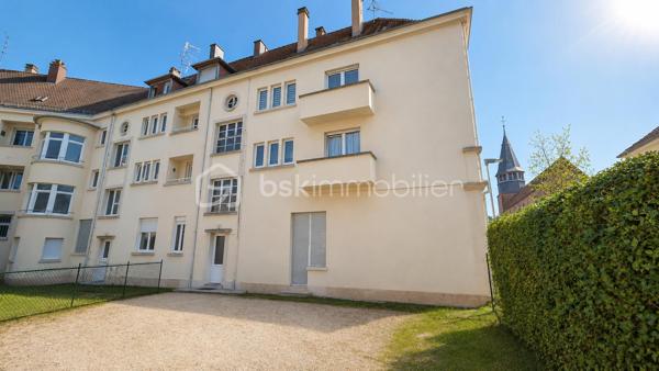 Situé Grand’Rue à Haguenau, cet immeuble mixte de caractère en copropriété divisée par étages bénéficie d’un emplacement central et d’un beau potentiel de valorisation.

L’ensemble comprend :

• Un bistrot / local professionnel d’environ 84 m² actuellement loué, exploitable en restauration, comprenant salle principale, bar, cuisine, rangements, accès cour et sanitaires au sous-sol
• Deux appartements spacieux d’environ 85 m² chacun avec balcon
• Sous-sol complet avec caves, sanitaires, buanderie et dépendances
• Combles avec fort potentiel d’aménagement (sous réserve des autorisations nécessaires)
• Places de parking à l’arrière du bâtiment

Composition :

REZ-DE-CHAUSSÉE – Bistrot / local professionnel actuellement loué :

* Salle principale
* Bar
* Cuisine
* Espaces de rangement
* Accès cour

1ER ÉTAGE – Appartement :

* Salon / salle à manger
* 2 chambres
* Cuisine
* Salle de bains
* WC séparé
* Balcon

2ÈME ÉTAGE – Appartement :
Configuration similaire avec accès aux combles via débarras.

Informations locatives :
• Bistrot + appartement du 1er étage actuellement loués : 1 850 €/mois Charges incluses ( prévisions sur charges 160€ ).
• Appartement du 2ème étage libre à compter du 31/05/2026

Taxe foncière : 2 123 €
(une partie est prise en charge par le locataire du local professionnel)

---"Rénovation énergétique à prévoir."---

Idéal investisseur, projet patrimonial ou déficit foncier.

Photos optimisées et pièces désencombrées pour une meilleure mise en valeur du bien.