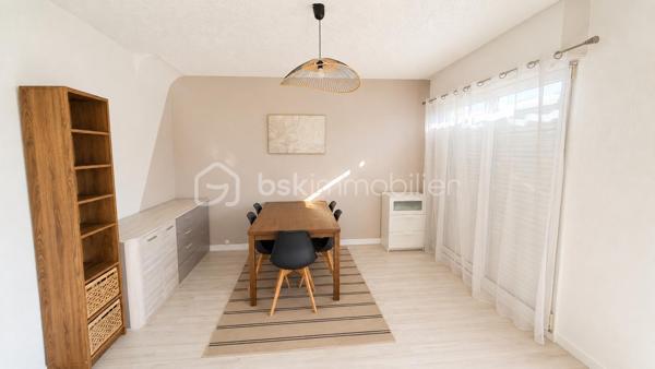 Situé Grand’Rue à Haguenau, cet immeuble mixte de caractère en copropriété divisée par étages bénéficie d’un emplacement central et d’un beau potentiel de valorisation.

L’ensemble comprend :

• Un bistrot / local professionnel d’environ 84 m² actuellement loué, exploitable en restauration, comprenant salle principale, bar, cuisine, rangements, accès cour et sanitaires au sous-sol
• Deux appartements spacieux d’environ 85 m² chacun avec balcon
• Sous-sol complet avec caves, sanitaires, buanderie et dépendances
• Combles avec fort potentiel d’aménagement (sous réserve des autorisations nécessaires)
• Places de parking à l’arrière du bâtiment

Composition :

REZ-DE-CHAUSSÉE – Bistrot / local professionnel actuellement loué :

* Salle principale
* Bar
* Cuisine
* Espaces de rangement
* Accès cour

1ER ÉTAGE – Appartement :

* Salon / salle à manger
* 2 chambres
* Cuisine
* Salle de bains
* WC séparé
* Balcon

2ÈME ÉTAGE – Appartement :
Configuration similaire avec accès aux combles via débarras.

Informations locatives :
• Bistrot + appartement du 1er étage actuellement loués : 1 850 €/mois Charges incluses ( prévisions sur charges 160€ ).
• Appartement du 2ème étage libre à compter du 31/05/2026

Taxe foncière : 2 123 €
(une partie est prise en charge par le locataire du local professionnel)

---"Rénovation énergétique à prévoir."---

Idéal investisseur, projet patrimonial ou déficit foncier.

Photos optimisées et pièces désencombrées pour une meilleure mise en valeur du bien.