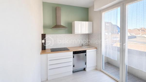 Situé Grand’Rue à Haguenau, cet immeuble mixte de caractère en copropriété divisée par étages bénéficie d’un emplacement central et d’un beau potentiel de valorisation.

L’ensemble comprend :

• Un bistrot / local professionnel d’environ 84 m² actuellement loué, exploitable en restauration, comprenant salle principale, bar, cuisine, rangements, accès cour et sanitaires au sous-sol
• Deux appartements spacieux d’environ 85 m² chacun avec balcon
• Sous-sol complet avec caves, sanitaires, buanderie et dépendances
• Combles avec fort potentiel d’aménagement (sous réserve des autorisations nécessaires)
• Places de parking à l’arrière du bâtiment

Composition :

REZ-DE-CHAUSSÉE – Bistrot / local professionnel actuellement loué :

* Salle principale
* Bar
* Cuisine
* Espaces de rangement
* Accès cour

1ER ÉTAGE – Appartement :

* Salon / salle à manger
* 2 chambres
* Cuisine
* Salle de bains
* WC séparé
* Balcon

2ÈME ÉTAGE – Appartement :
Configuration similaire avec accès aux combles via débarras.

Informations locatives :
• Bistrot + appartement du 1er étage actuellement loués : 1 850 €/mois Charges incluses ( prévisions sur charges 160€ ).
• Appartement du 2ème étage libre à compter du 31/05/2026

Taxe foncière : 2 123 €
(une partie est prise en charge par le locataire du local professionnel)

---"Rénovation énergétique à prévoir."---

Idéal investisseur, projet patrimonial ou déficit foncier.

Photos optimisées et pièces désencombrées pour une meilleure mise en valeur du bien.