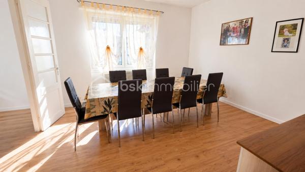 Situé Grand’Rue à Haguenau, cet immeuble mixte de caractère en copropriété divisée par étages bénéficie d’un emplacement central et d’un beau potentiel de valorisation.

L’ensemble comprend :

• Un bistrot / local professionnel d’environ 84 m² actuellement loué, exploitable en restauration, comprenant salle principale, bar, cuisine, rangements, accès cour et sanitaires au sous-sol
• Deux appartements spacieux d’environ 85 m² chacun avec balcon
• Sous-sol complet avec caves, sanitaires, buanderie et dépendances
• Combles avec fort potentiel d’aménagement (sous réserve des autorisations nécessaires)
• Places de parking à l’arrière du bâtiment

Composition :

REZ-DE-CHAUSSÉE – Bistrot / local professionnel actuellement loué :

* Salle principale
* Bar
* Cuisine
* Espaces de rangement
* Accès cour

1ER ÉTAGE – Appartement :

* Salon / salle à manger
* 2 chambres
* Cuisine
* Salle de bains
* WC séparé
* Balcon

2ÈME ÉTAGE – Appartement :
Configuration similaire avec accès aux combles via débarras.

Informations locatives :
• Bistrot + appartement du 1er étage actuellement loués : 1 850 €/mois Charges incluses ( prévisions sur charges 160€ ).
• Appartement du 2ème étage libre à compter du 31/05/2026

Taxe foncière : 2 123 €
(une partie est prise en charge par le locataire du local professionnel)

---"Rénovation énergétique à prévoir."---

Idéal investisseur, projet patrimonial ou déficit foncier.

Photos optimisées et pièces désencombrées pour une meilleure mise en valeur du bien.