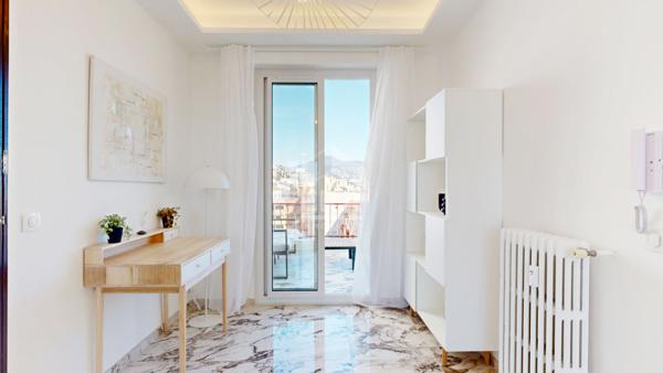 NICE - BAS BAUMETTES : MAGNIFIQUE 3 PIÈCES EN DERNIER ÉTAGE AVEC GRANDE TERRASSE